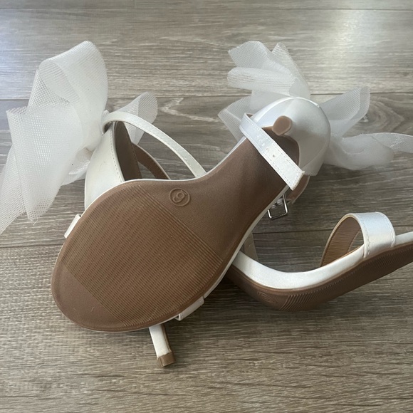 Brand new, never worn bridal heels from Lulu’s - Picture 6 of 6